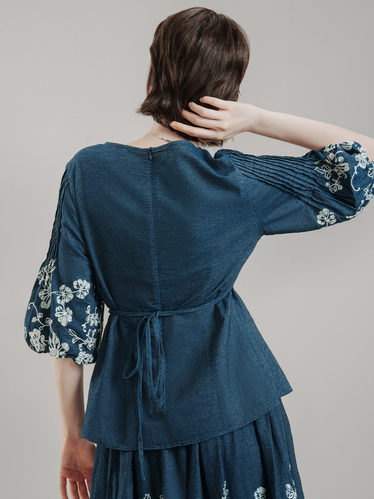 Pleat Embroidery Bleted Blouse