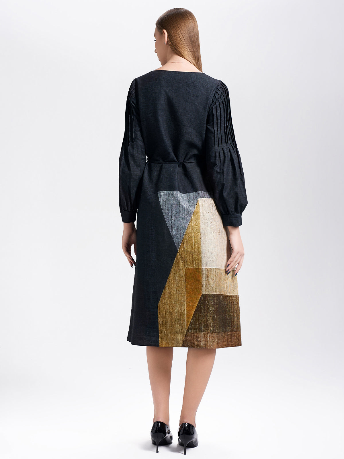 S·DEER cotton geometric print dress, highlighting its clean lines, pleated sleeves, and waist tie, offering a modern look with an artistic touch